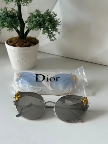 Óculos de Sol Dior com Detalhes de Abelha