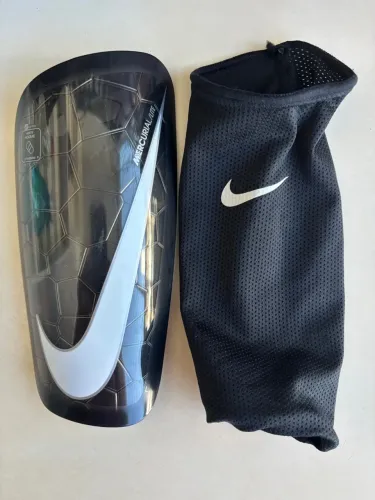 Caneleira Nike Mercurial Lite - Futebol