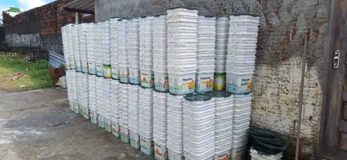 Balde quadrado de 15kg. Valor: 3,50 cada.  