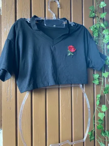 Blusa Cropped com Detalhe de Rosa Preta