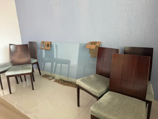 Tampo de vidro com cadeiras