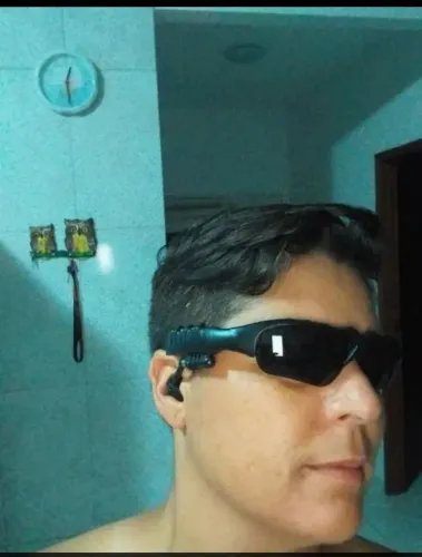 ÓCULOS ESPORTIVOS COM FONE DE OUVIDO 
