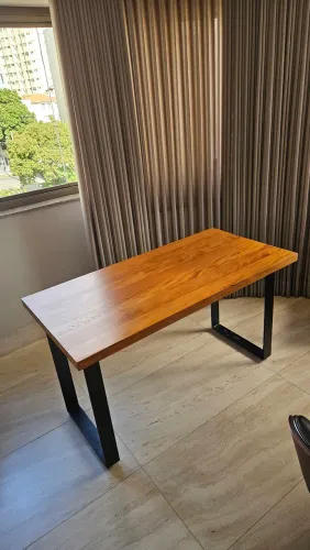Mesa em madeira maciça- 1,4 x 0,9 m