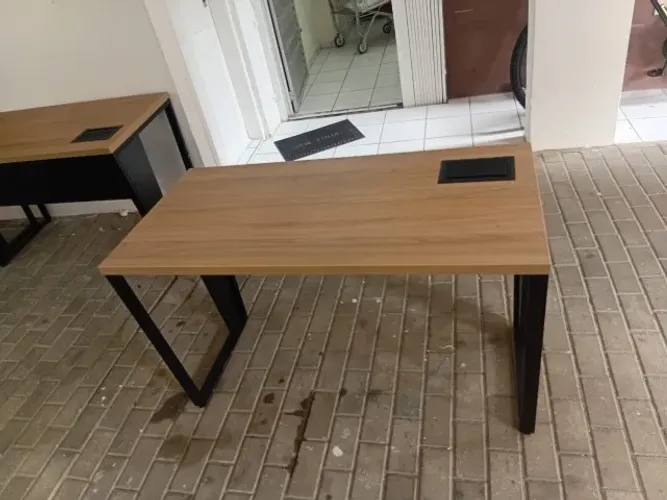 5 Mesas de escritório de 1,20m, com caixa de tomadas (R$ 450,00/cada)