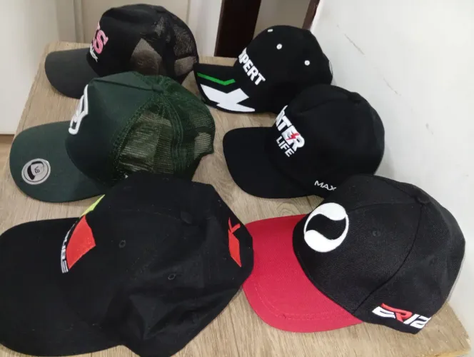 9 Bonés vários modelos $10 cada