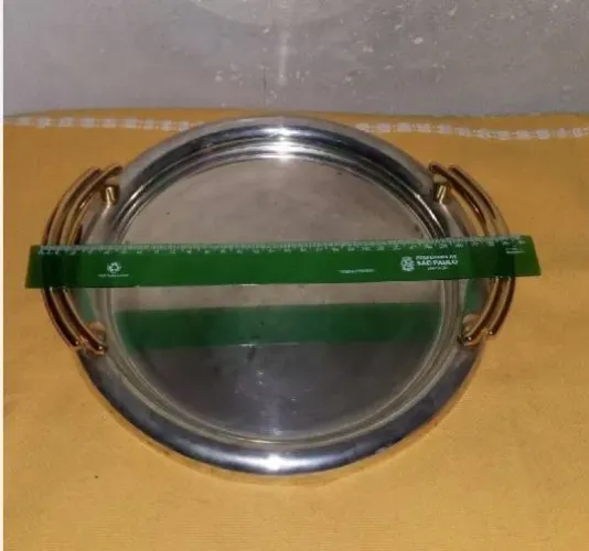 Bandeja de metal e prata
