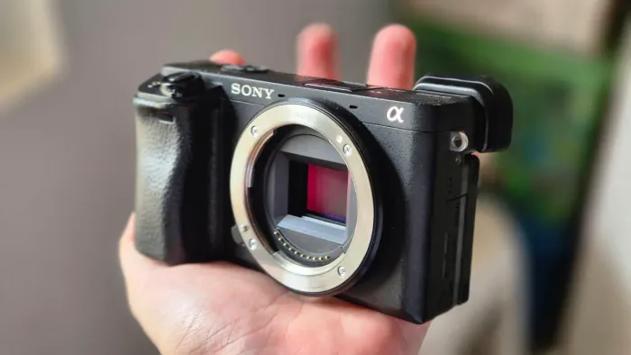 Sony a6400 com 2 baterias e cage