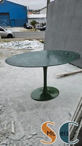Mesa  Saarinen em mármore Verde Guatemala 