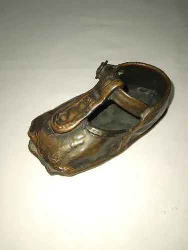 Antigo sapatinho em cobre vintage
