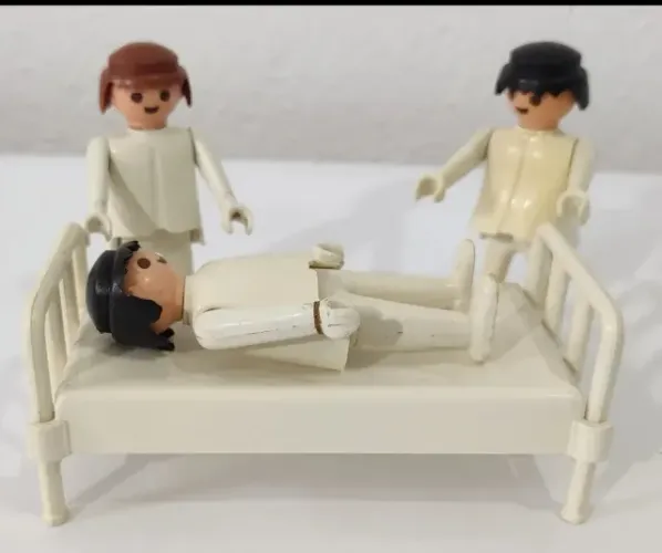 3 Bonecos Articulados Playmobil Trol 1 Cama