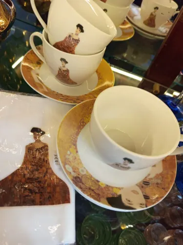 4 xícaras,3 pires , Gustav Klimt, 1 guardanapo novo, tecido, c/ mesma impressão da xícara