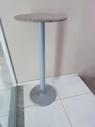 Mesa Bistrô Alta com Tampo de Granito e Base Metálica/Aço
