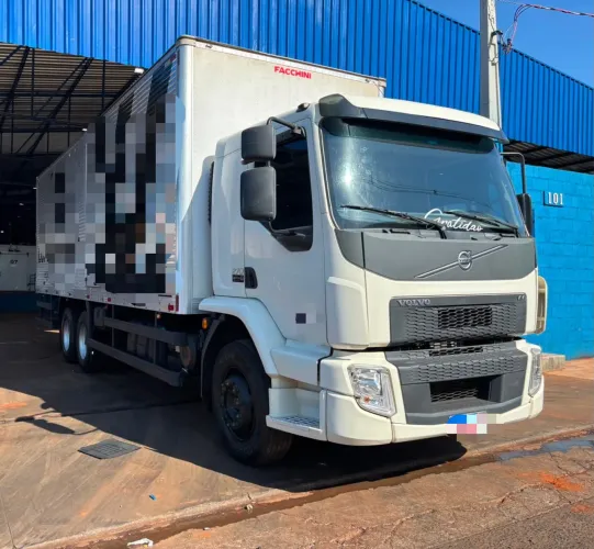 VM 270 6x2 2022 Baú facchini 8,5M