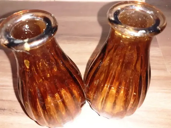 2 castiçais em vidro âmbar com 2 velas verdes decorativas