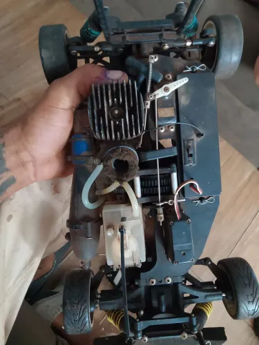 Carrinho de controle remoto movido a metanol