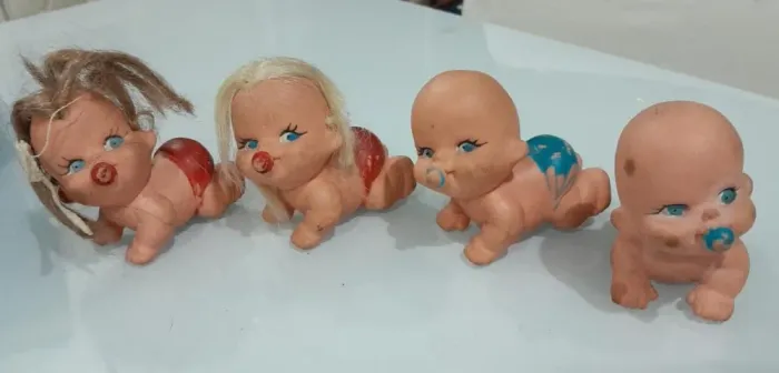 Bonequinhos Vintage bebezinhos engatinhando de fraldinha e chupeta anos 60, 70
