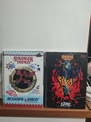 Kit dois caderno stranger things Tilibra novo com adesivos 1 matéria 80 folhas