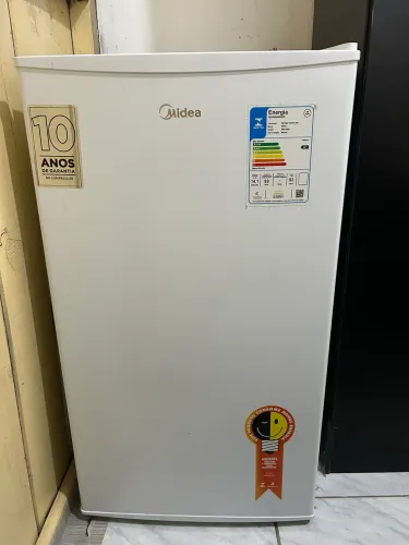 Vendo frigobar em ótimas condições, de 93 litros, com 1 ano e meio de uso.