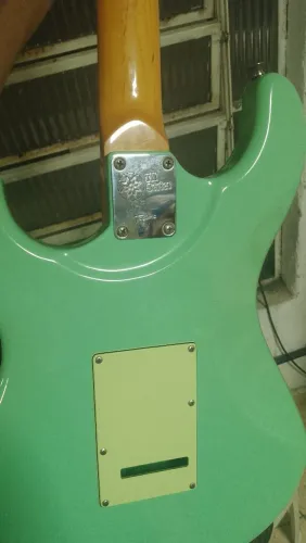 Tagima 530, blindada com rebaixador corda fender.