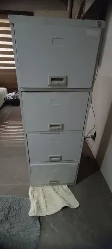 Arquivo de ferro com 4 gavetas