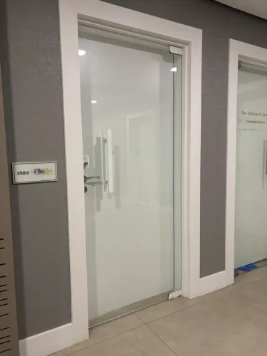 Vendo excelente porta de vidro
