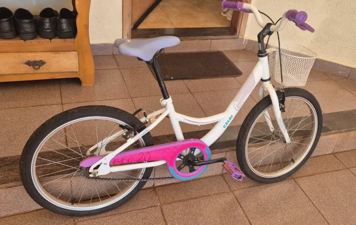 Bicicleta Caloi Ceci Aro 20 Pouco Usada com Cestinha