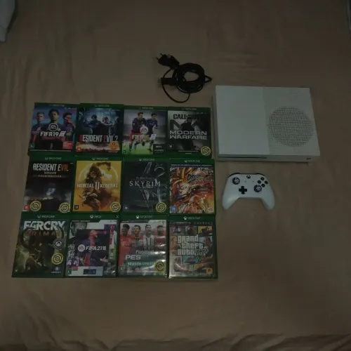 Vendo xbox one s 1 TB com controle + 12 jogos mídia física