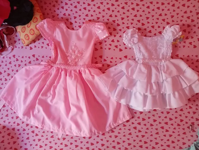 Vendo dois vestidos .