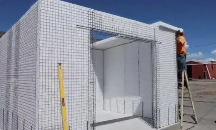 Construção de casa com painel monolítico 