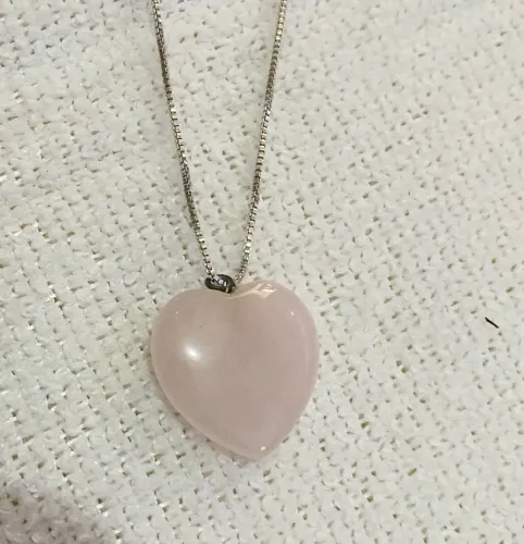 Vende-se Colar com Quartzo Rosa em formato Coração com Corrente de 50 cm banhada Prata. 