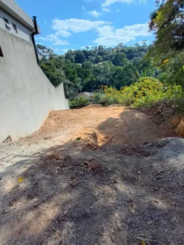 Ótimo Terreno na Vila Diva, em meio a natureza - 5 minutos da Granja Viana.