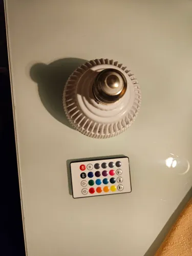 Lampada RGB com Som Bluetooth e controle