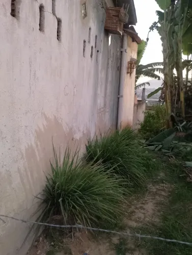 Casa toda murada dependente livre acesso com cisterna e água não paga luz, quintal enorme