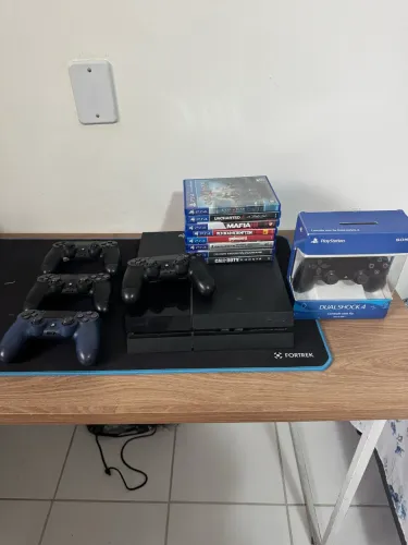 PlayStation 4 Fat 500 GB + jogos e controles