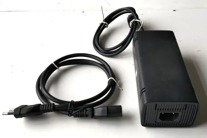 Com Defeito - Fonte Xbox 360 Original (Dois Pinos - Slim) - Aproveitamento ou Manutenção