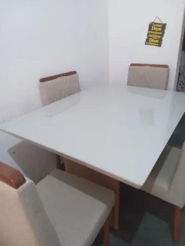 Mesa de jantar com quatro cadeiras
