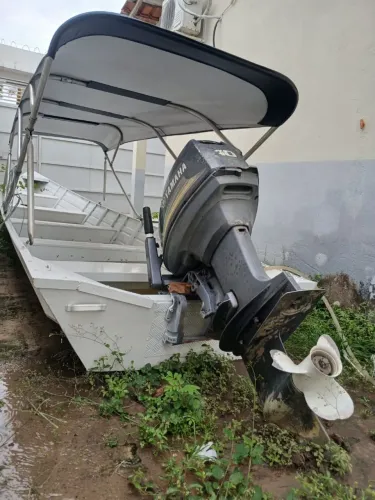 Vende-se Lancha com Motor Yamaha 40 partida elétrica e Manual . Valor R$ 30.000,