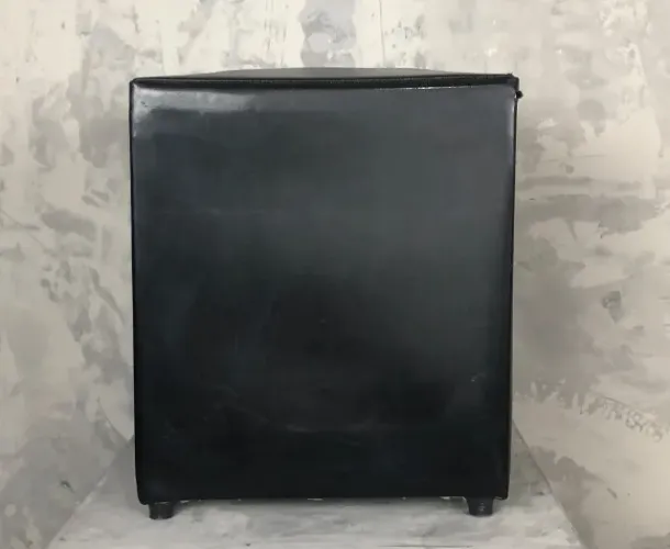 puff preto de couro sintético