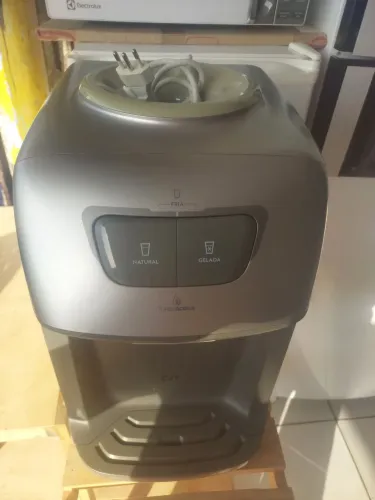 Gelagua inox eletrolux semi novo
