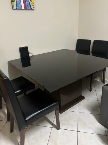 Mesa grande com 4 cadeiras