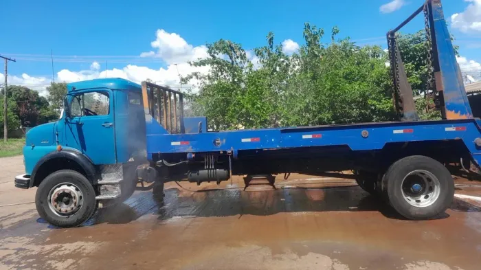 Caminhão poli guindastes duplo com 49 caçambas de entulho. 