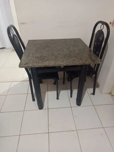 Mesa de mármore com 4 cadeiras 