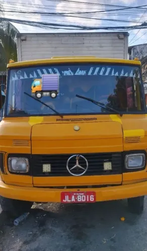 Caminhão Mercedes baú