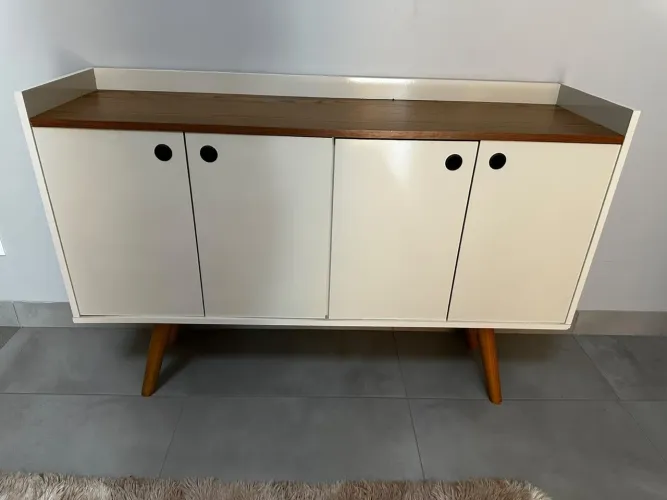 Buffet 4 portas branco com tampo amadeirado.