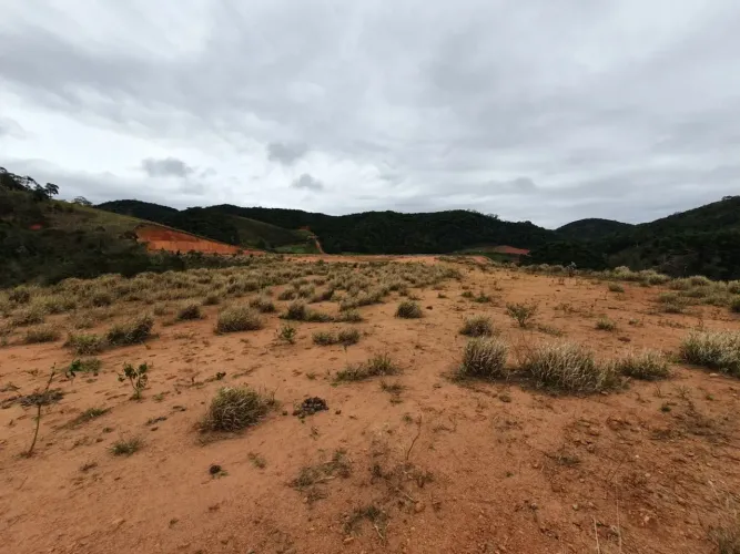 Terreno comercial com potencial para galpões e distribuidoras, 145.003 m²