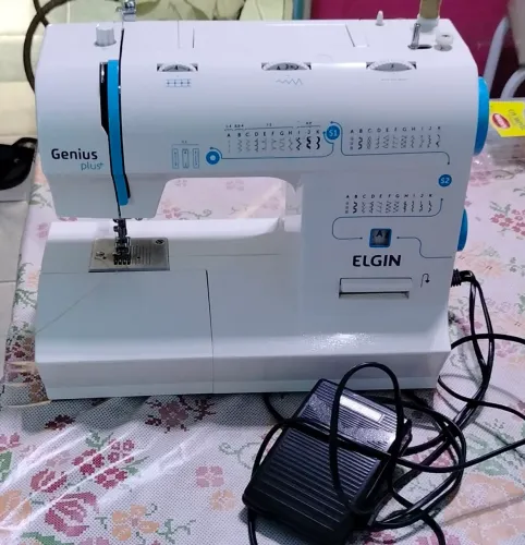 Máquina de costura Elgin