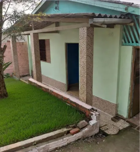 Vendo ou troco Casa com pátio grande bem localizada lugar alto