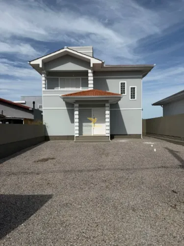 Casa com 2 Dormitórios para Locação no Centro de Palhoça