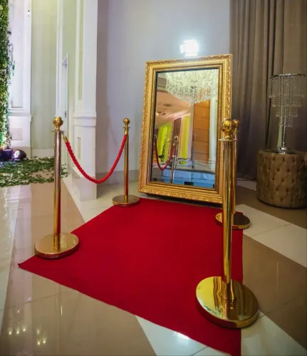 Totem Fotográfico espelho mágico para sua festa com fotos instantâneas