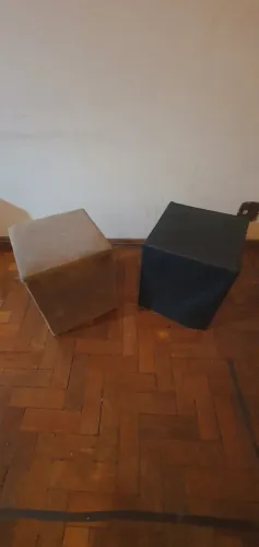 Kit 2 Puffs Cubo Usados (1 Courino Preto + 1 Tecido Bege/Cinza)